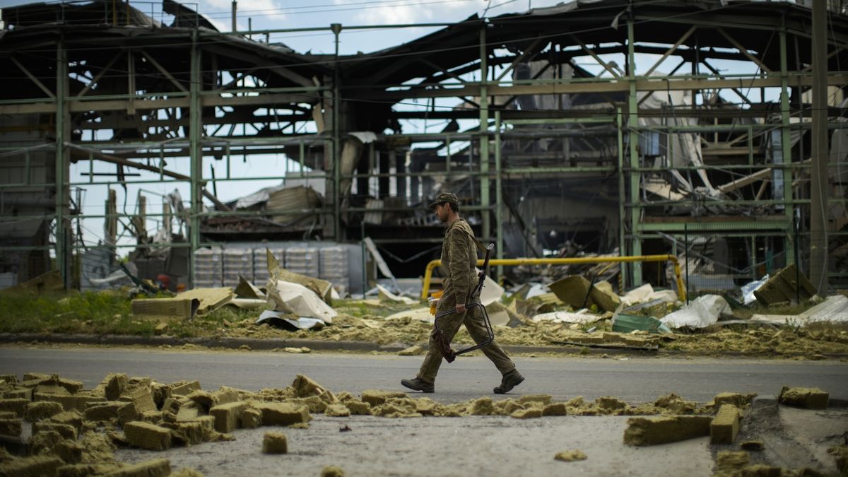 U Severodoněcku se tvrdě bojuje, zničena je veškerá infrastruktura